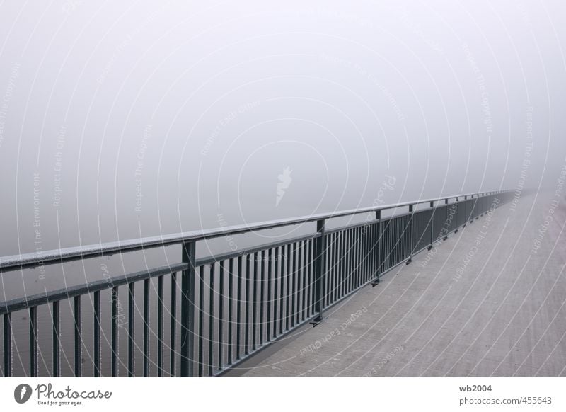 Geländer im Nebel Brückengeländer Beton Stahl Wasser kalt Farbfoto Außenaufnahme Menschenleer Morgen Schwache Tiefenschärfe Weitwinkel Blick in die Kamera