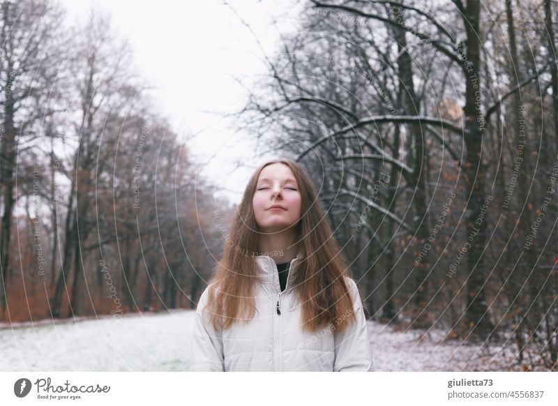 Leichtigkeit | Porträt einer jungen Frau die sich von negativen Gedanken löst loslassen Freiheit Gefühle geschlossene Augen Winter träumen Natur Wald Park