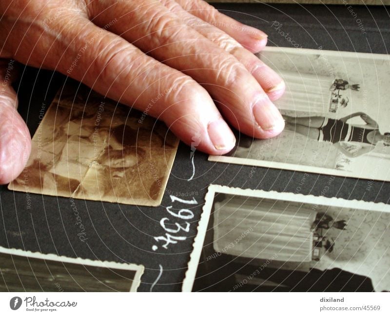 Bademode annodazumal Hand Fotografie Erinnerung Finger Fotoalbum Zeit Vergangenheit Gegenwart früher Urgroßmutter Frau alt 1934 Jugendliche