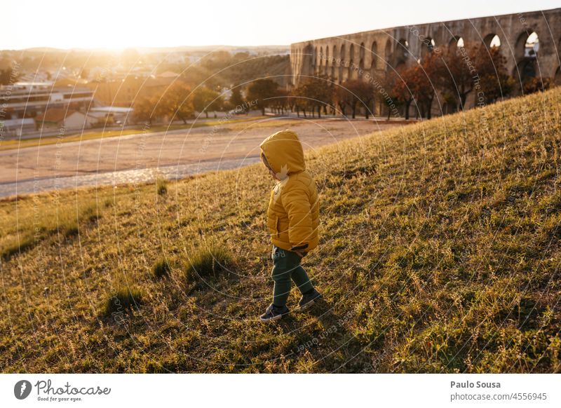 Kind mit gelber Kapuzenjacke Kindheit 1-3 Jahre eine Person Kaukasier authentisch Herbst Winter Jacke Tag Farbfoto Lifestyle Spielen Mensch Außenaufnahme