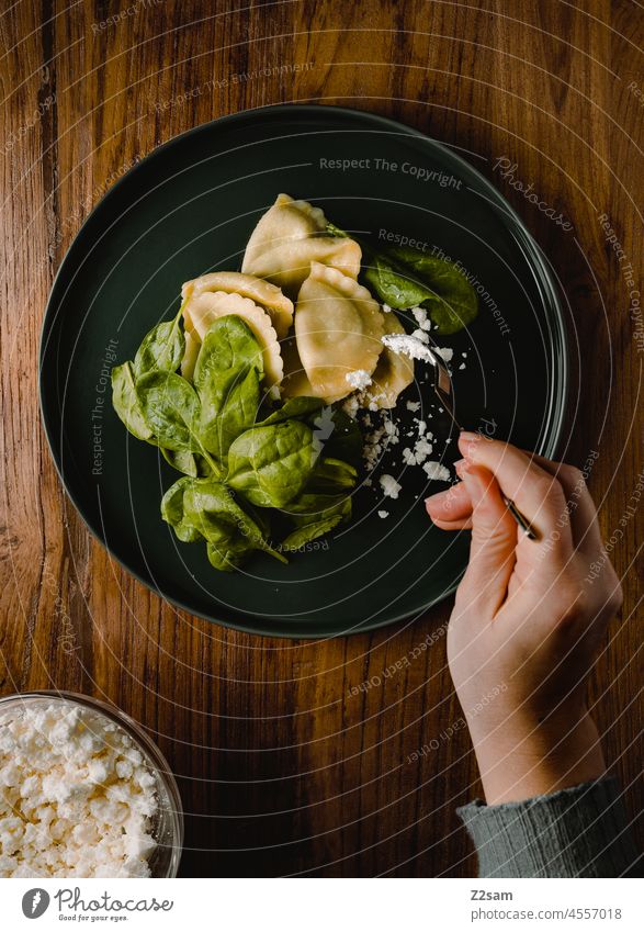 Nudeltaschen mit Spinat werden angerichtet Food-Fotografie nudeln Kochen anrichten Ernährung Lebensmittel gesund Veganer lecker gesunde ernährung Vegetarisch