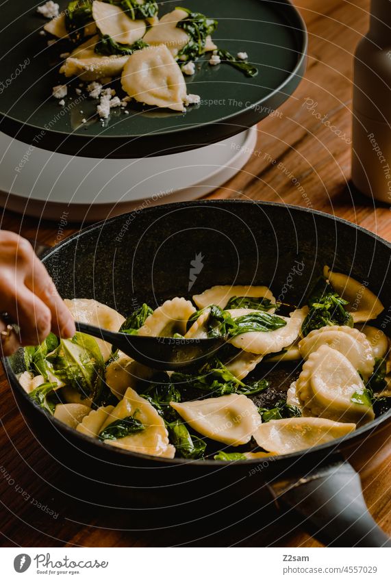 Nudeltaschen mit Spinat werden serviert Food-Fotografie nudeln pfanne Kochen anrichten servieren Ernährung Lebensmittel gesund Veganer lecker gesunde ernährung