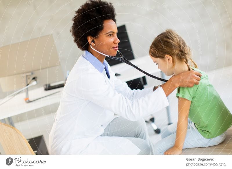 Niedliches kleines Mädchen bei der Untersuchung durch den Kinderarzt Afrikanisch Amerikaner schwarz Pflege Überprüfung Klinik Tochter Krankheit Arzt Prüfung