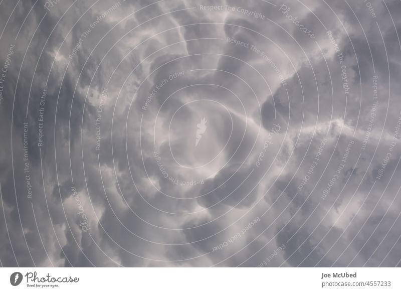 Wolken und Kumuluswolken am stürmischen Himmel Altokumulus altostratus Cirrus Cloud kumulonimbus dunkel Landschaft Mammut mastodontisch Meteorologie Natur