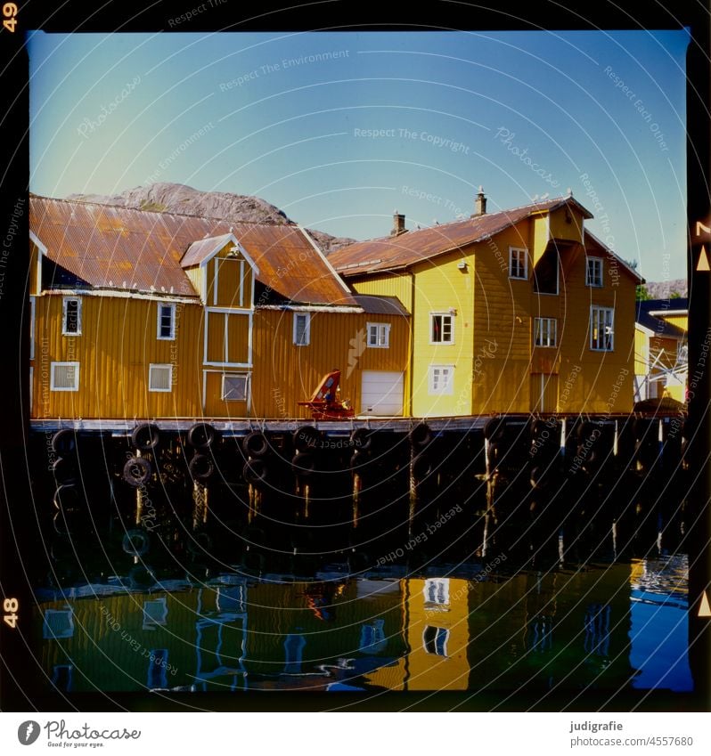 Norwegen, analog Lofoten Nusfjord Dorf Fischerdorf Haus Hütte Gebäude Sehenswürdigkeit Idylle Häusliches Leben Tourismus Ferien & Urlaub & Reisen Fjord Wasser