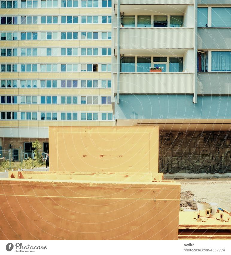 Betonblöcke Gebäude Plattenbau Wohnblock DDR urban abweisend streng eckig hoch Fassade Fenster Hochhaus trist Etagen Menschenleer Außenaufnahme Farbfoto Stadt