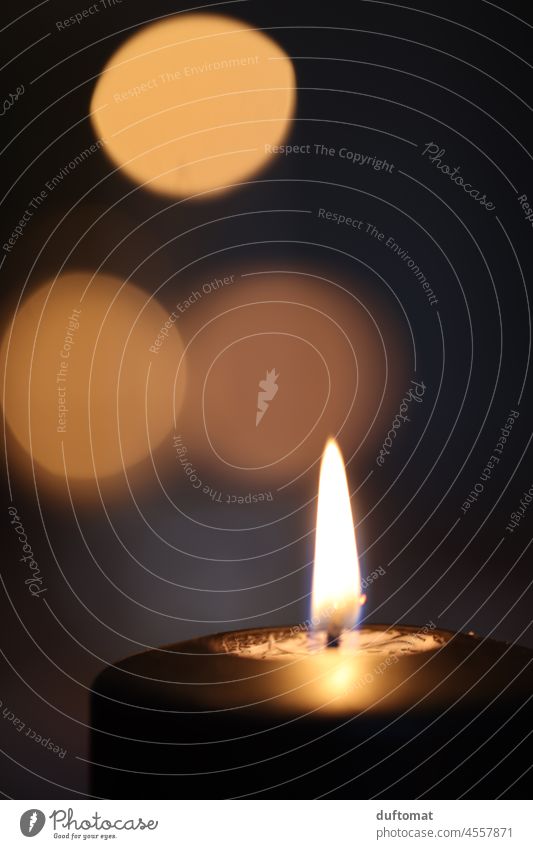 Makro Aufnahme einer brennenden Kerze Licht Stimmung Weihnacht Docht Wärme anzünden erleuchten Erleuchtung Flamme züngeln Bokeh Kerzendocht Warmes Licht