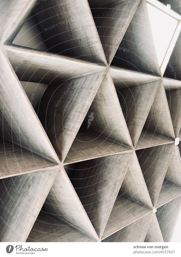 Betonschön Architektur Flughafen Decke Dreieck Licht Kunst Gebäude Schatten Strukturen & Formen grau Linie Wand weiß dunkel modern Lampe Bauwerk abstrakt Mauer
