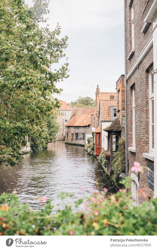 Ein Kanal in der alten mittelalterlichen Stadt Brügge, Belgien Wasser Haus Großstadt
