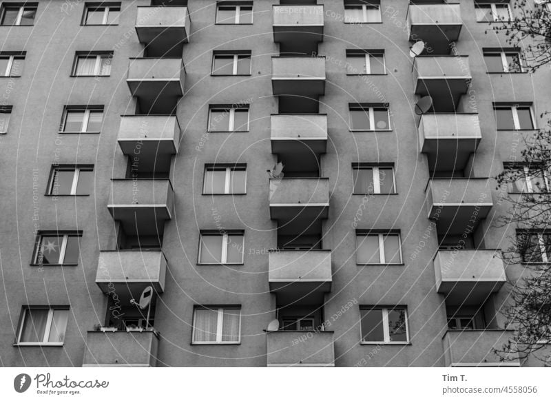 eine Balkonfassade in Berlin Schöneberg s/w Miete Schwarzweißfoto Architektur b/w Außenaufnahme Menschenleer Tag b&w Gebäude Stadt ruhig Einsamkeit Stadtzentrum