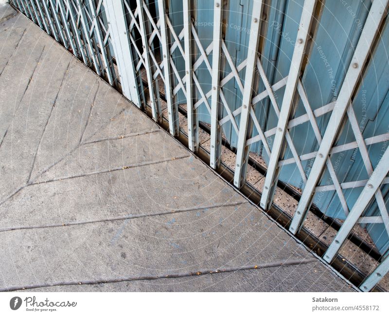 Stahltür-Stretch Tür Dehnung alt Design zugeklappt Dekoration & Verzierung im Freien Metall texturiert dreckig rostig Material bügeln Eingang Gate grau