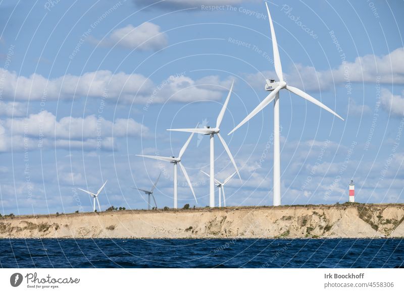Windpark an der Küste mit Leuchtturm grün weiß blau Ressource Klimawandel Sauberkeit Rotor alternativ Technik & Technologie ökologisch umweltfreundlich