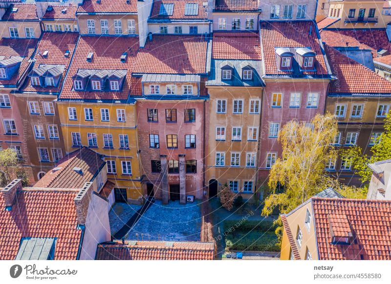 Old Town Square mit historischen Straße Stadt Architektur und Fenster mehrfarbigen Muster von rosa und gelben Vintage Farbe Gebäude antik Appartement