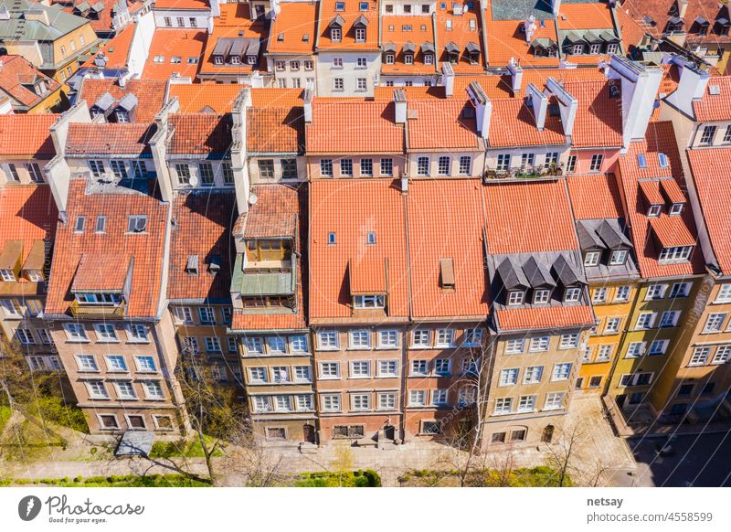 Warschau, Polen rot orange Dach in der alten Stadt Marktplatz mit historischen Straße Stadt Architektur und Fenster Dach Großaufnahme Muster antik Appartement