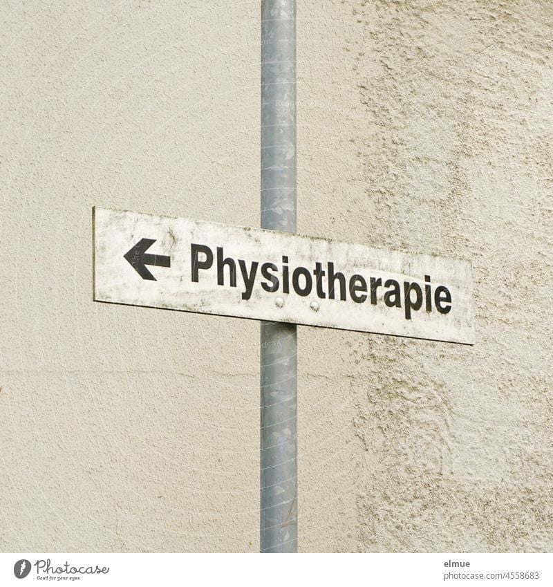 Schild mit Pfeil und - Physiotherapie - an einer Metallstange vor einem Haus / Richtungsweiser / Physiotherapeut Gebäude Orientierung Krankengymnastik