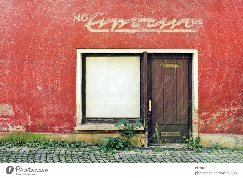 marodes Gebäude mit rotem Anstrich und einem verhangenen Schaufenster, einer Eingangstür und darüber der Schriftzug - HO Espresso - / Lost Place / Zahn der Zeit