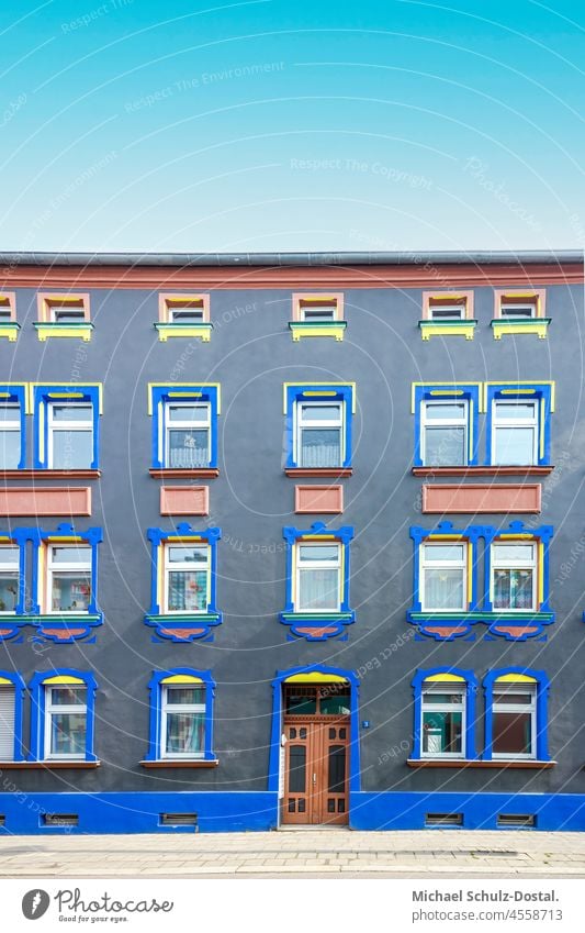 Schwarz-Buntes Mietshaus der Magdeburger Moderne bauen neues moderne form otto-richter architektur geometrie farbe Bauwerk pastell Architektur Fenster Farbfoto