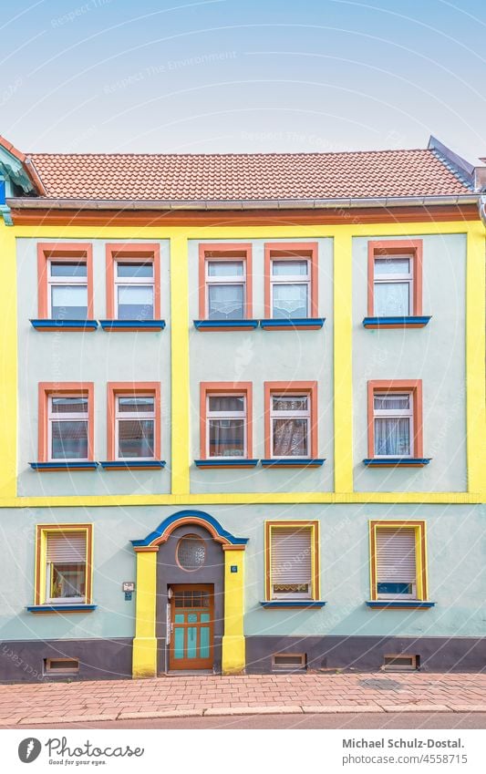 Grau-Gelbes Mietshaus der Magdeburger Moderne Architektur Farbfoto minimal pastell Fenster Menschenleer Haus mietskaserne Bauwerk farbe Außenaufnahme fläche