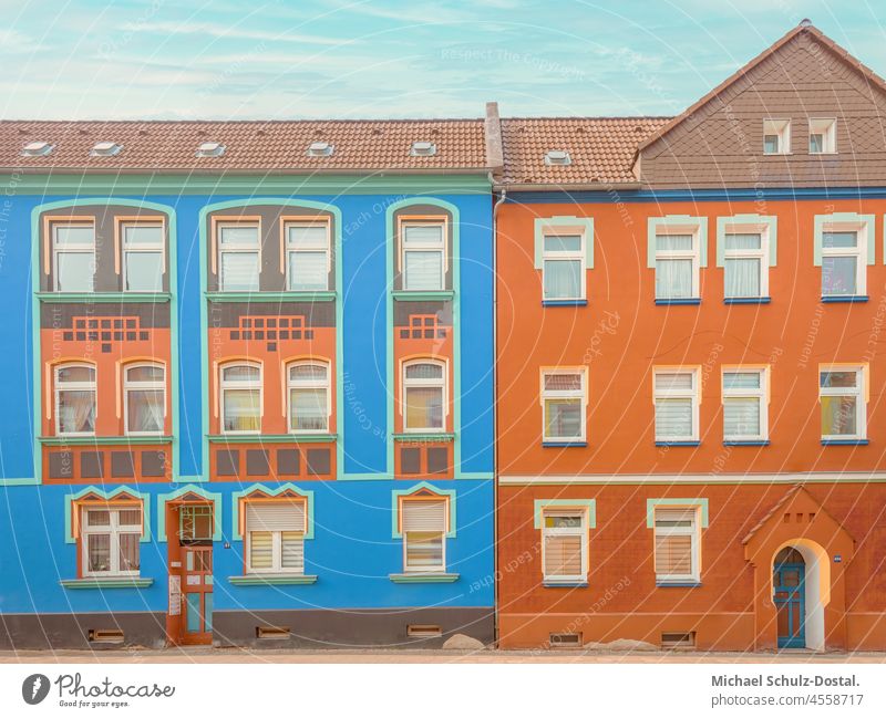 Bunte Mietshäuser der Magdeburger Moderne Architektur Farbfoto mietskaserne Menschenleer Bauwerk Haus Fenster pastell minimal farbe Außenaufnahme form fläche