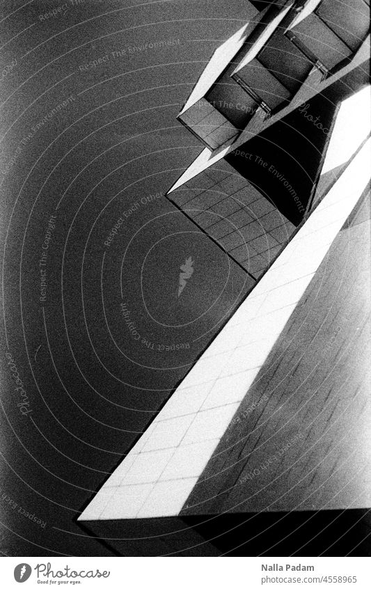 Architektur um 90 Grad gedreht analog Analogfoto sw Schwarzweißfoto schwarzweiß Balkon Fassade Außenaufnahme menschenleer Ruhrgebiet Wand