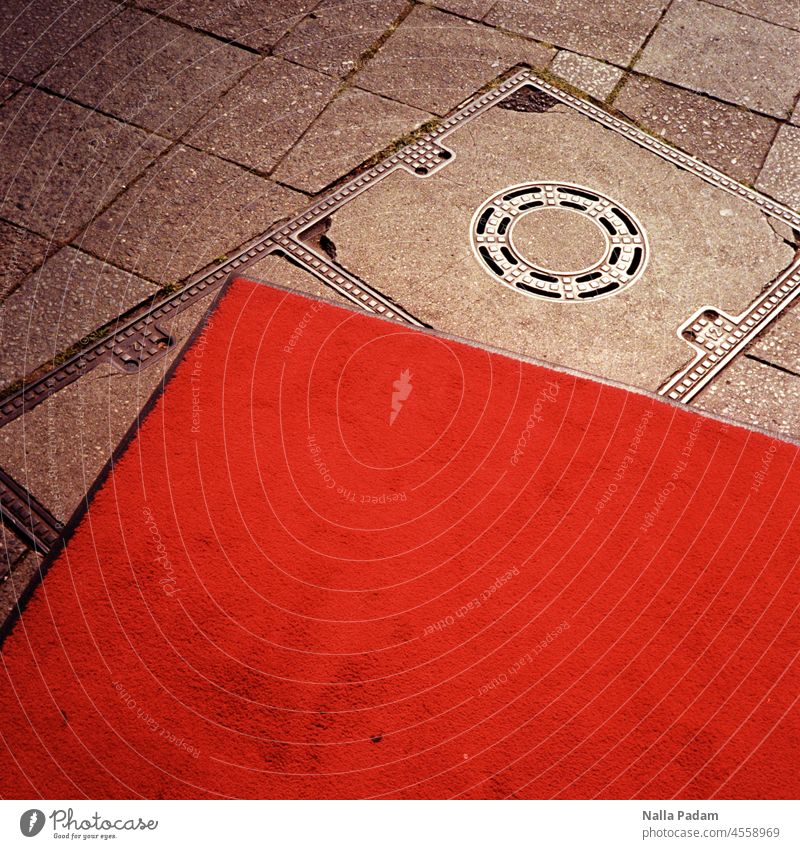 Roter Teppich analog Analogfoto Farbe Grau Straße Stadt Gulli Boden Trottoir Außenaufnahme Farbfoto menschenleer Ecke Stein