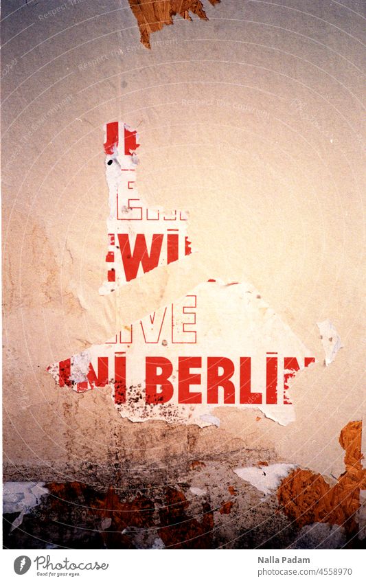 Plakatschrift analog Analogfoto Farbe Rot Schrift Stadt Hauptstadt Berlin abgerissen Zeit Außenaufnahme Farbfoto menschenleer Buchstaben Straße Wand