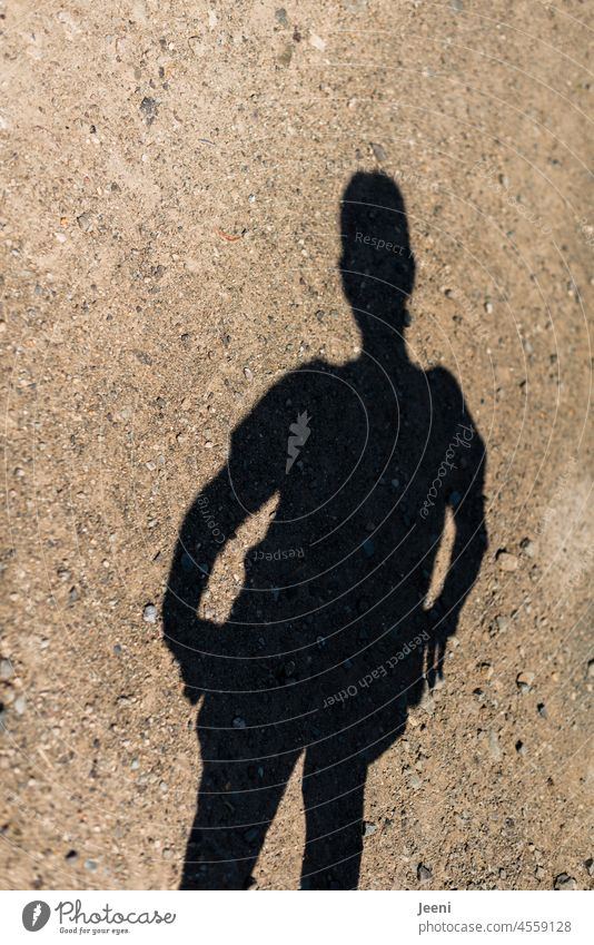 Ein Mensch wirft einen Schatten jung jugendlicher Kind stehen Leben Junge Schattenspiel Schattenwurf Kontrast Porträt Körper Körperhaltung 1 Sonnenlicht