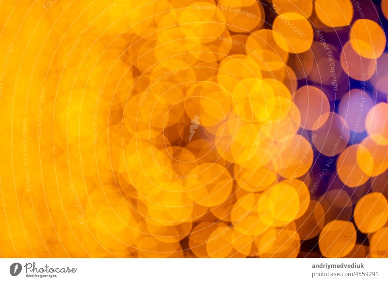 Abstrakter kreisförmiger Bokeh-Hintergrund aus Weihnachtslicht. Bokeh aus Girlanden. Hintergrund für Bildschirmschoner. Defokussierte Lichter. Unscharfes Bokeh mit gelber Farbe Lichter.
