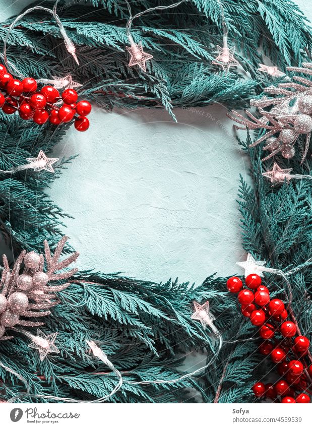 Grüne Tannenzweige umrahmen mit sternförmiger Weihnachtsbeleuchtung Weihnachten Hintergrund Design Rahmen Licht Ast Party natürlich neu Stern grün Muster Jahr