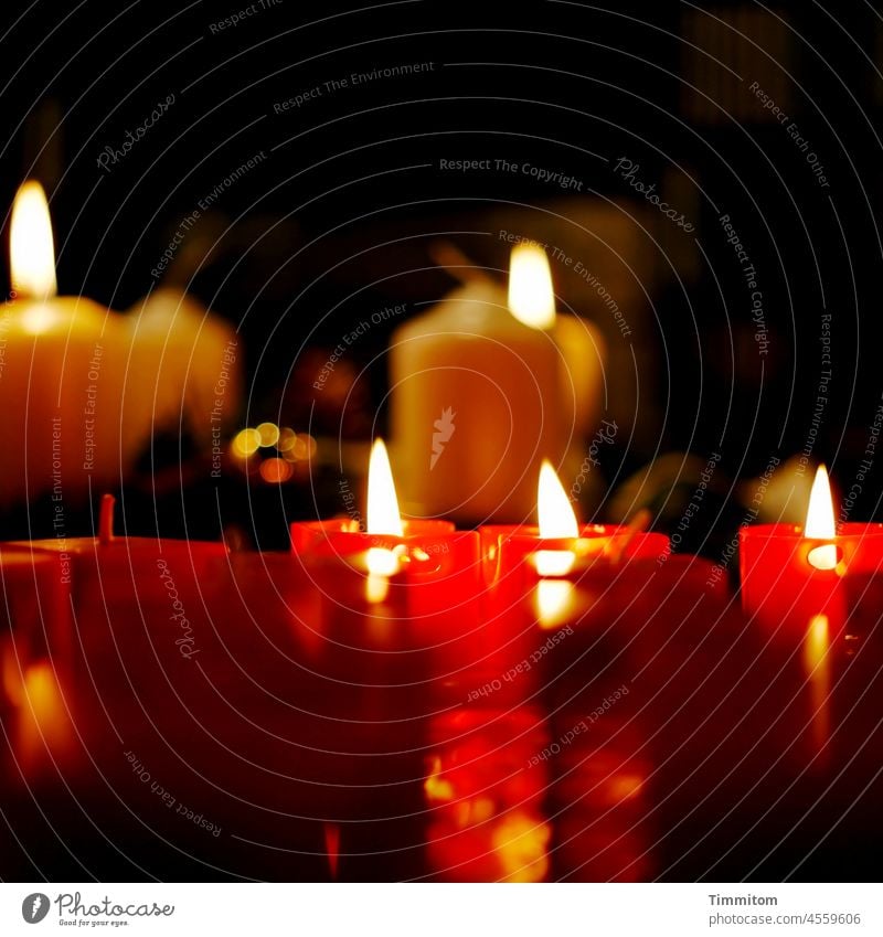 Das Licht einiger Kerzen kann wärmen Kerzenflamme Kerzenlicht Tisch Spiegelung dunkel hell Wärme Kerzenschein Flamme Hoffnung Stimmung leuchten brennen