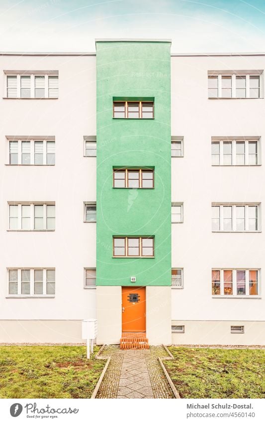 Wohnhaus aus der Bauhaus-Ära in Weiß-Grün Magdeburg moderne neues bauen architektur curie minimal farbe form fläche geometrie Moderne Architektur Menschenleer