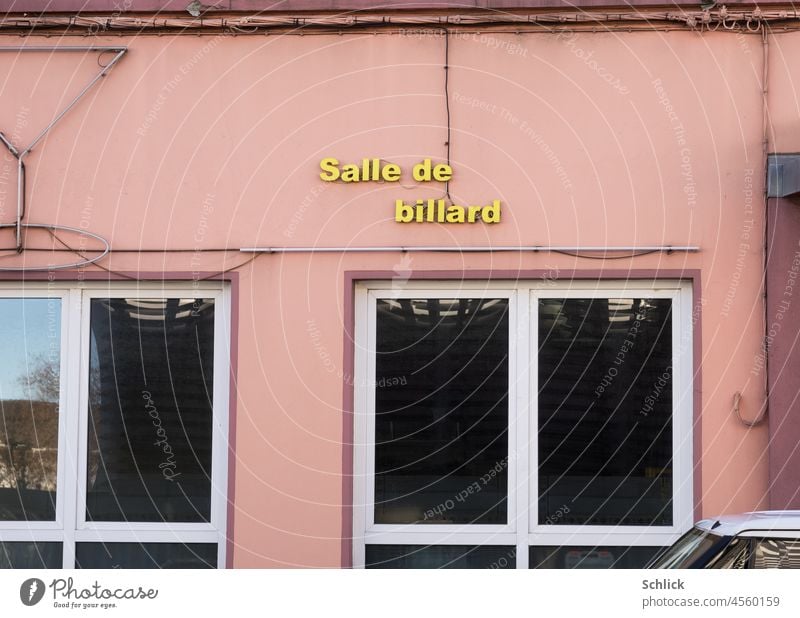 fällt auch aus! Salle de billard französisch Billiard Kneipe Frankreich Billiard spielen Außenaufnahme Schrift gelb Buchstaben außen Fenster Kabel Wirrwar