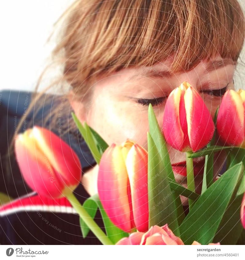Als die Aerosole noch nach Tulpen dufteten selfie riechen Duft Frühling Lippenstift pink rot Frau rothaarig Augen geschlossen Haare zuhause Frühlingsgefühle