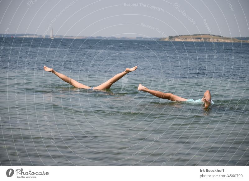 Handstand unter Wasser von 2 Personen Spaß haben tauchend Lifestyle Spielen Freizeit & Hobby Freude Ferien & Urlaub & Reisen Abenteuer Sommer Wassersport Meer