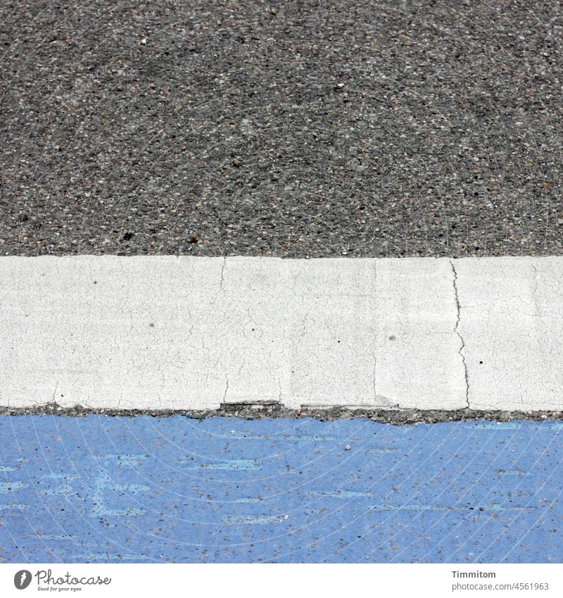 Straßendesign mit Gebrauchsspuren Straßenbelag Straßenmarkierung Asphalt Farbe farbflächen blau weiß grau Verkehrswege Fahrbahnmarkierung Menschenleer Design