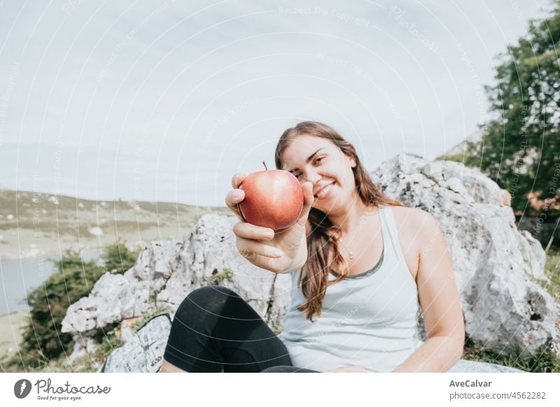 Wanderer mit einem Snack essen Apfel in den Bergen, langen Weg Ruhe, Wandern Aktivität, Freizeit und Natur Sport. Ausruhen während der Wanderung an einem See. Gesunder Lebensstil mit Kopierraum für Text