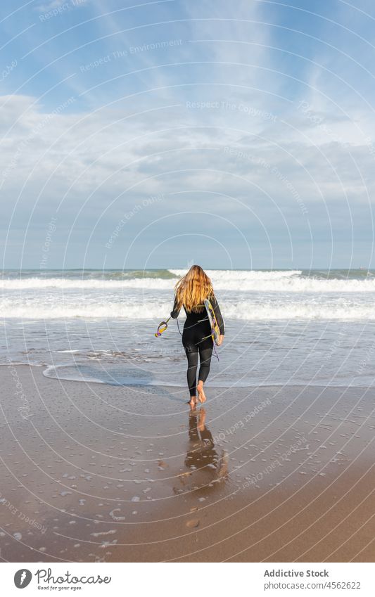 Frau mit Surfbrett auf dem nassen Strand Küste Ufer Hobby Aktivität Zeitvertreib Sport MEER Wasser Gezeiten winken Hafengebiet Seeküste Natur Meeresufer Gerät