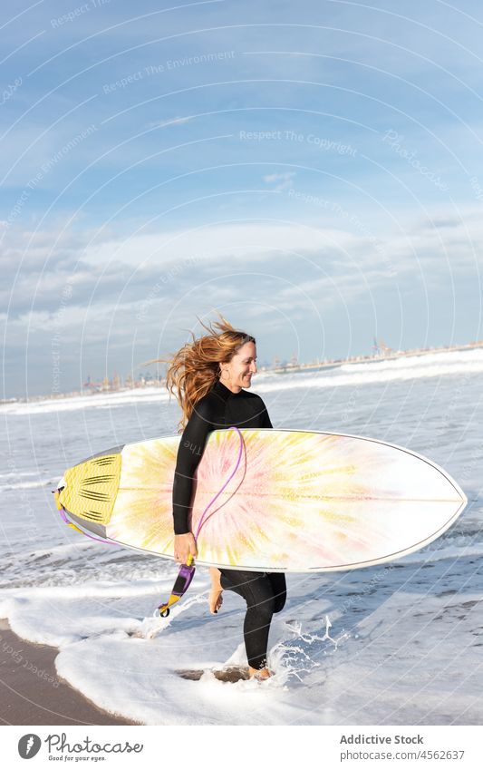 Frau mit Surfbrett auf dem nassen Strand Küste Ufer Hobby Aktivität Zeitvertreib Sport MEER Wasser Gezeiten winken Hafengebiet Seeküste Natur Meeresufer Gerät