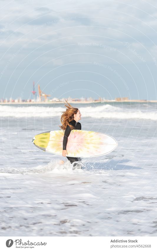 Frau mit Surfbrett läuft auf nassem Strand Küste rennen Ufer Hobby Freiheit Aktivität Zeitvertreib Sport MEER Wasser Gezeiten winken Hafengebiet Seeküste Natur