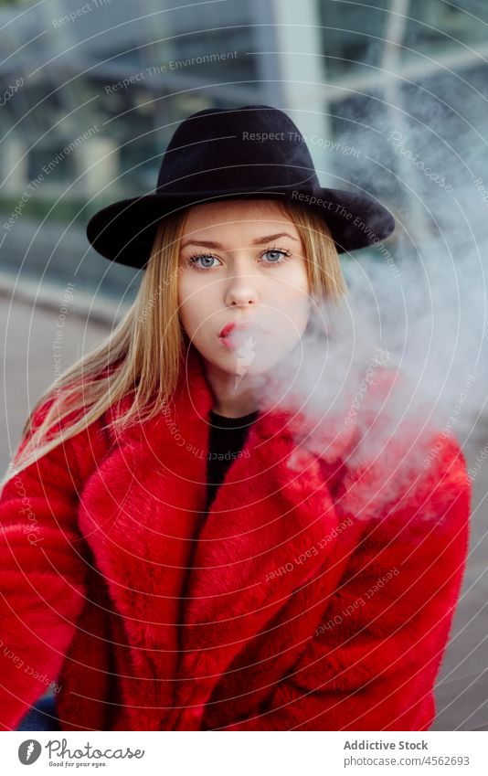 Junge Frau raucht mit Vaper Porträt jung vaping Erwachsener alternativ Rauchen attraktiv schön blond Schlag Kaukasier Zigarette Großstadt farbenfroh Konzept