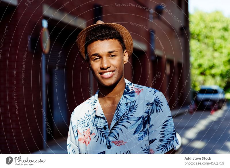 Trendy junger schwarzer Mann Porträt posiert auf der Straße männlich Junge attraktiv gutaussehend urban Großstadt Lachen Lächeln Hut Glück Fröhlichkeit Spaß