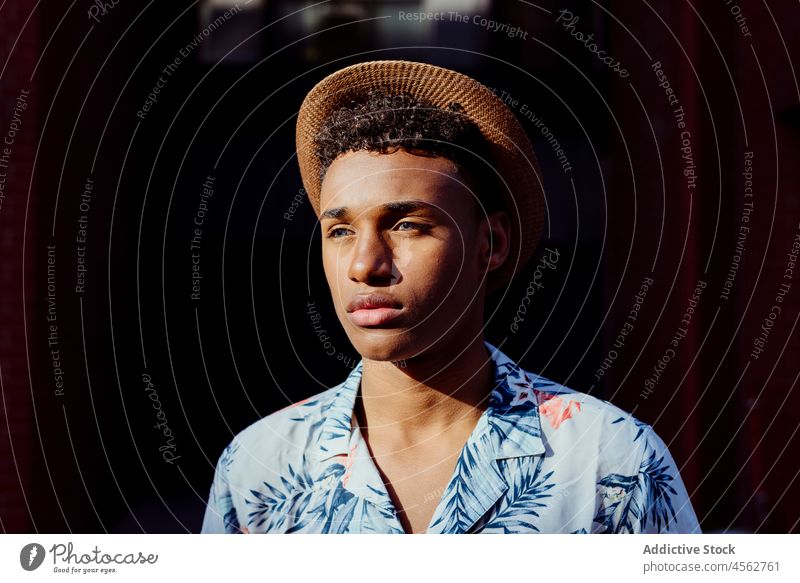 Trendy junger schwarzer Mann Porträt posiert auf der Straße männlich Junge attraktiv gutaussehend krause Haare urban Großstadt Hut Sommer Sommerzeit Hemd