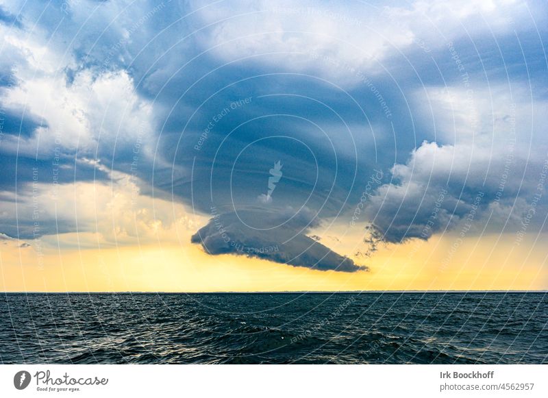 Bedrohliche Wolkenformation am abendlichen Himmel Weitwinkel Panorama (Aussicht) Totale Zentralperspektive Kontrast Tag Außenaufnahme Licht extrem Kraft Gefahr