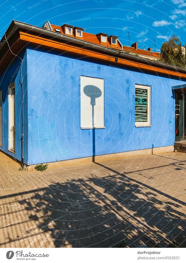 Blaues Haus mit Schattenwurf von Laterne in Berlin Urbanisierung Coolness Hauptstadt Textfreiraum rechts Textfreiraum links Textfreiraum Mitte