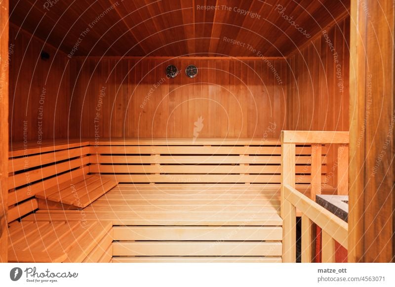 Sauna menschenleer aus Holz hölzern Menschenleer Ruhe Wellness Hitze schwitzen entspannung Holzbretter Liege Ofen Heizung Temperatur Erholung Spa Gesundheit