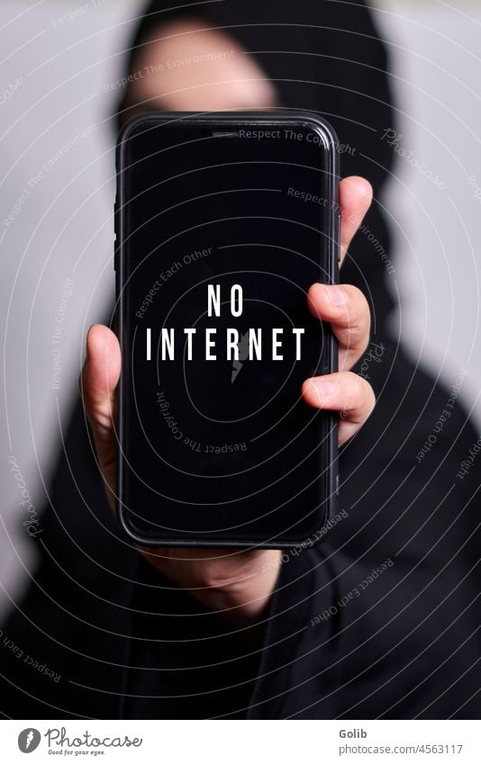 Muslimische Frau hält Smartphone mit Text - Kein Internet muslimisch Halt kein Internet Symbol Einschränkung Zensur blockierter Zugang Klotz kein Zugang