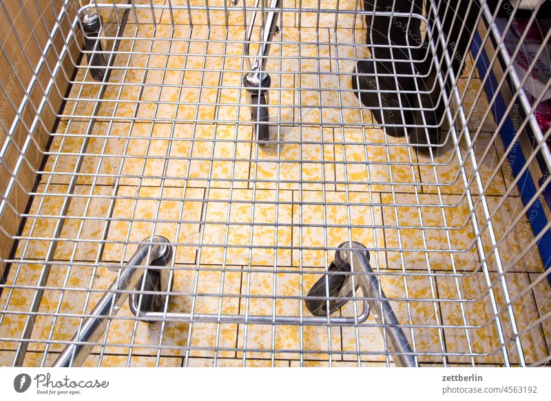 Kaufrausch draht drahtgitter einkauf einkaufen einkaufskorb einkaufswagen leer metall shopping supermarkt