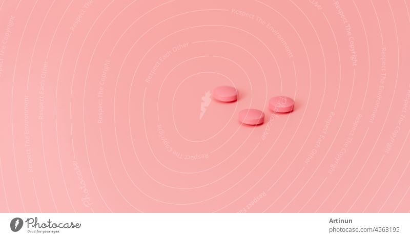 Alte Rose Runde Tabletten Pillen auf alten Rose Hintergrund. Pharmazeutische Industrie. Gesundheitswesen und Medizin. Verschreibungspflichtiges Medikament. Online-Apotheke-Banner. Neues Medikament Forschung und Entwicklung Konzept. Probe Medikament.