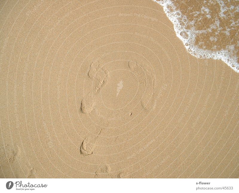 Barfuss im Sand Strand Meer Barfuß Sandabdruck Europa Wasser