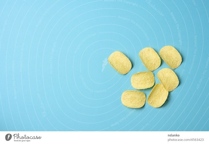runde Kartoffelchips auf blauem Hintergrund, Ansicht von oben Kalorie Chip Cholesterin knusprig knackig trocknen essen schnell Fett Mast Lebensmittel gebraten